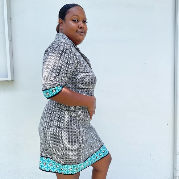 Geometrical pattern dress with collar and V-neck - Picture 4 of 5